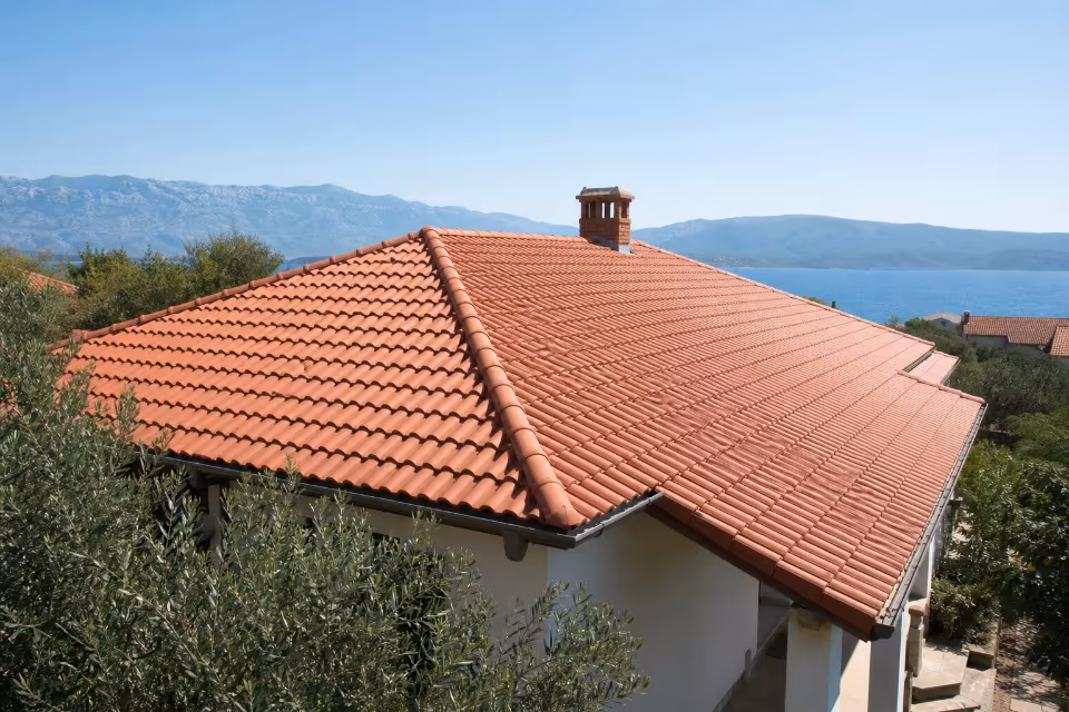 Gotov krov sa glinenim crepom na porodičnoj kući, prikaz celokupne izvedbe i estetike