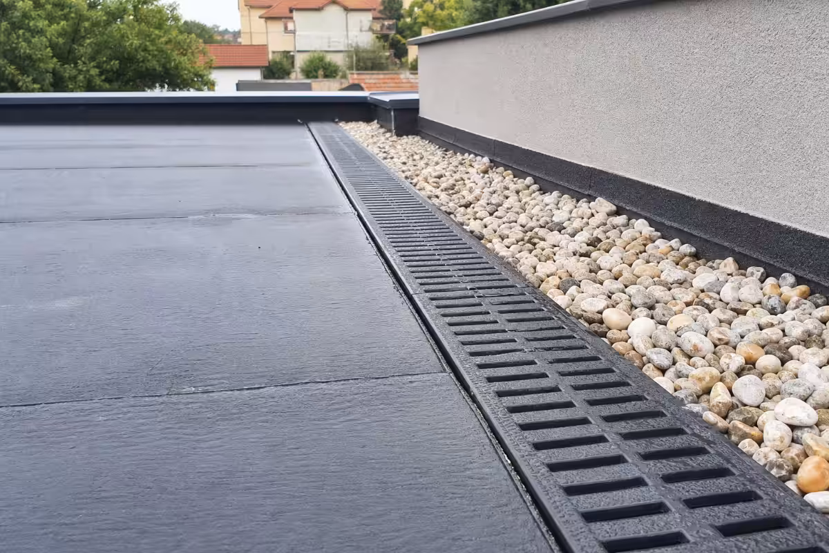 Detalj ravnog krova garaže s bitumenskom hidroizolacijom i odvodnim kanalom