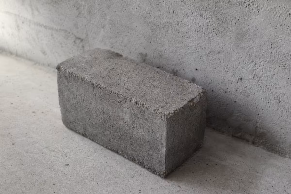 kut od sivog betonskog zida i poda u podrumu