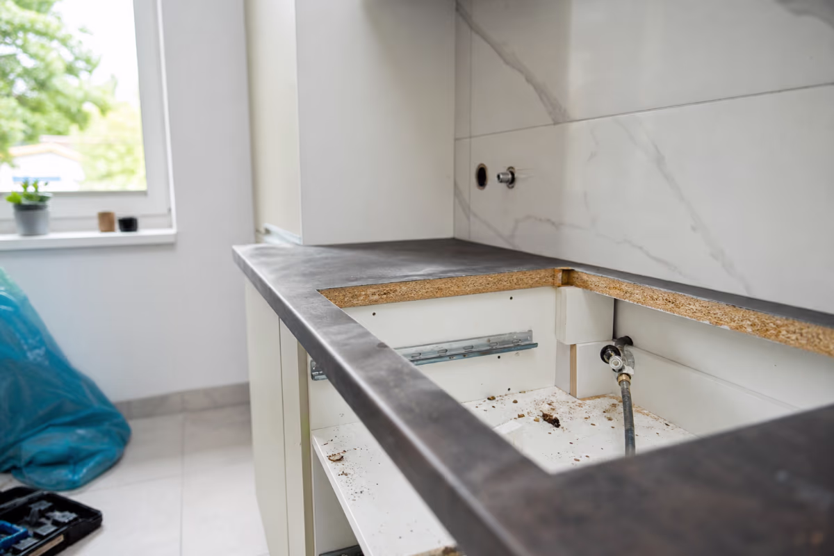 Majstor sa alatom u ruci proverava utičnicu u modernom dnevnom boravku — materijali i alat