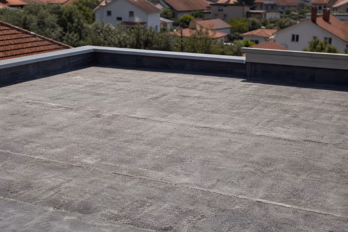 Radnik nanosi tekuću hidroizolaciju na ravni krov zgrade — detalj izvedbe