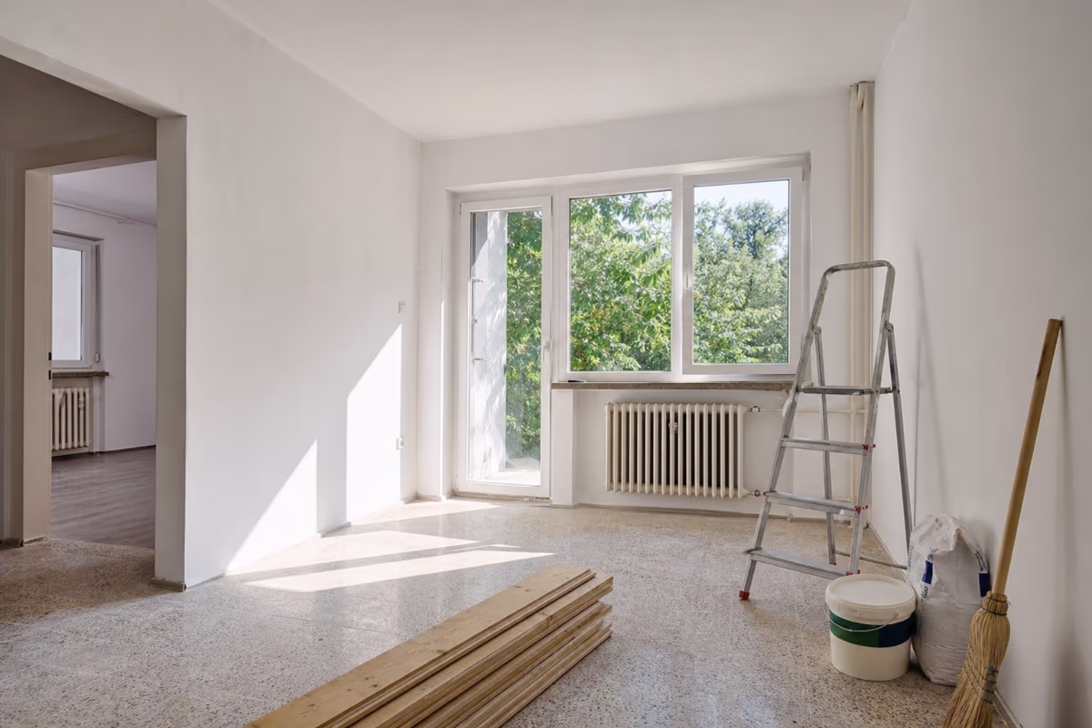Majstori različitih struka u stanu tokom adaptacije stana — materijali i alat