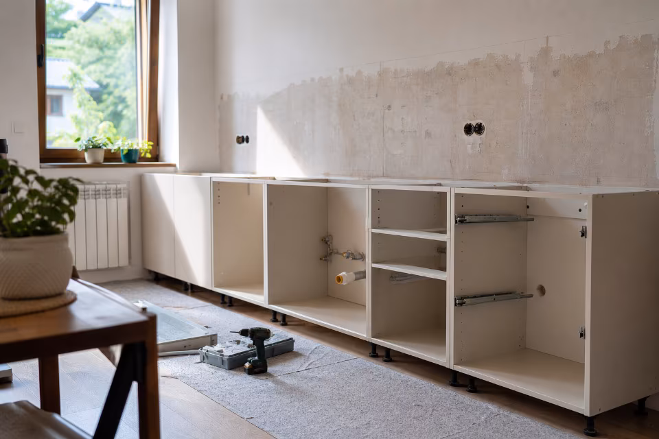 Kuhinja u fazi renovacije sa ugrađenim donjim elementima bez radne ploče.