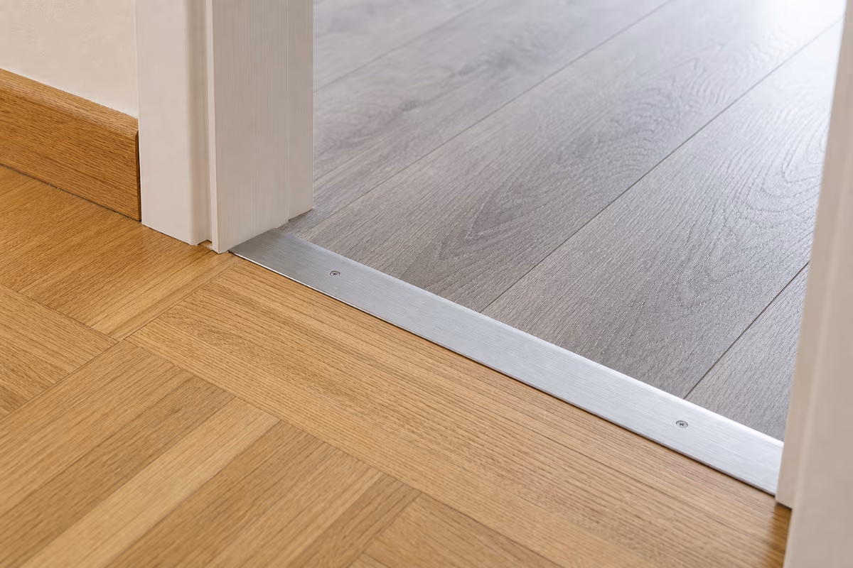 Aluminijska prijelazna lajsna između parketa i laminata u dovratku