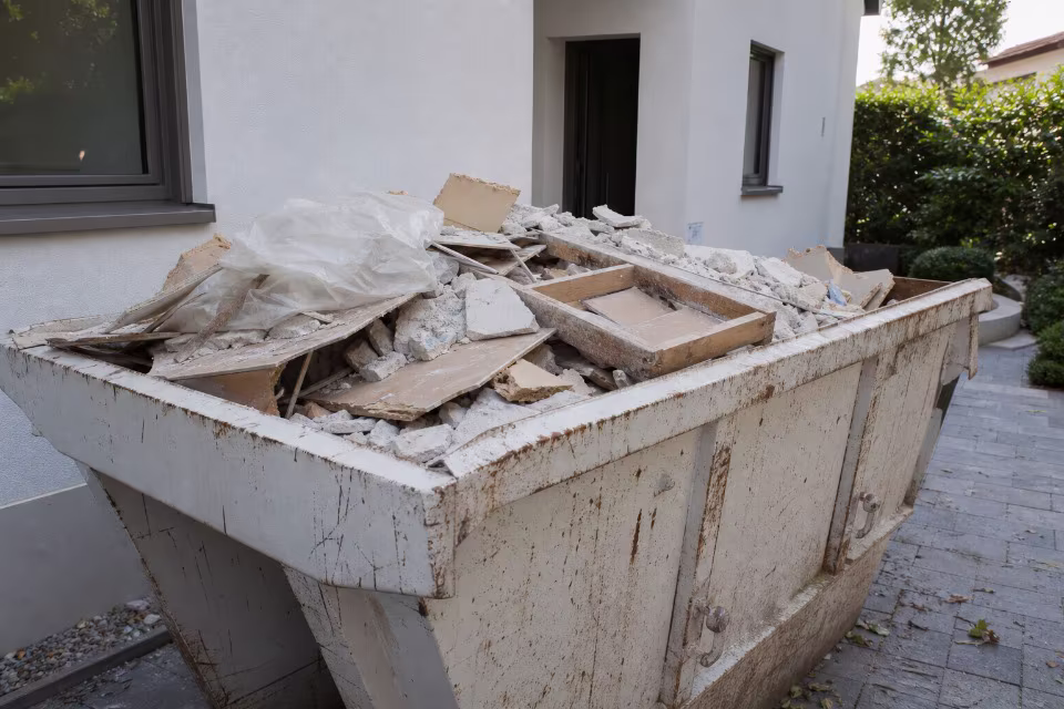 Uređena radna površina nakon završetka adaptacije s pospremljenim alatima — širi prikaz