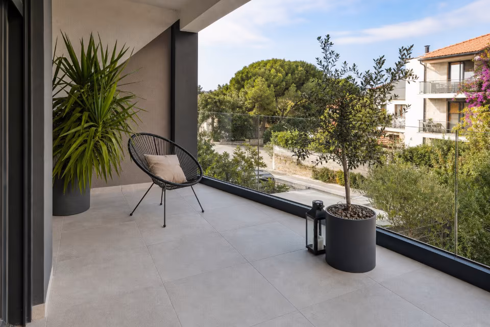 Gotova podna obloga balkona s keramičkim pločicama otpornim na mraz u modernom stambenom prostoru.