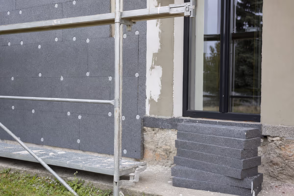 Majstor i naručitelj pregledavaju građevinski materijal na gradilištu — materijali i alat