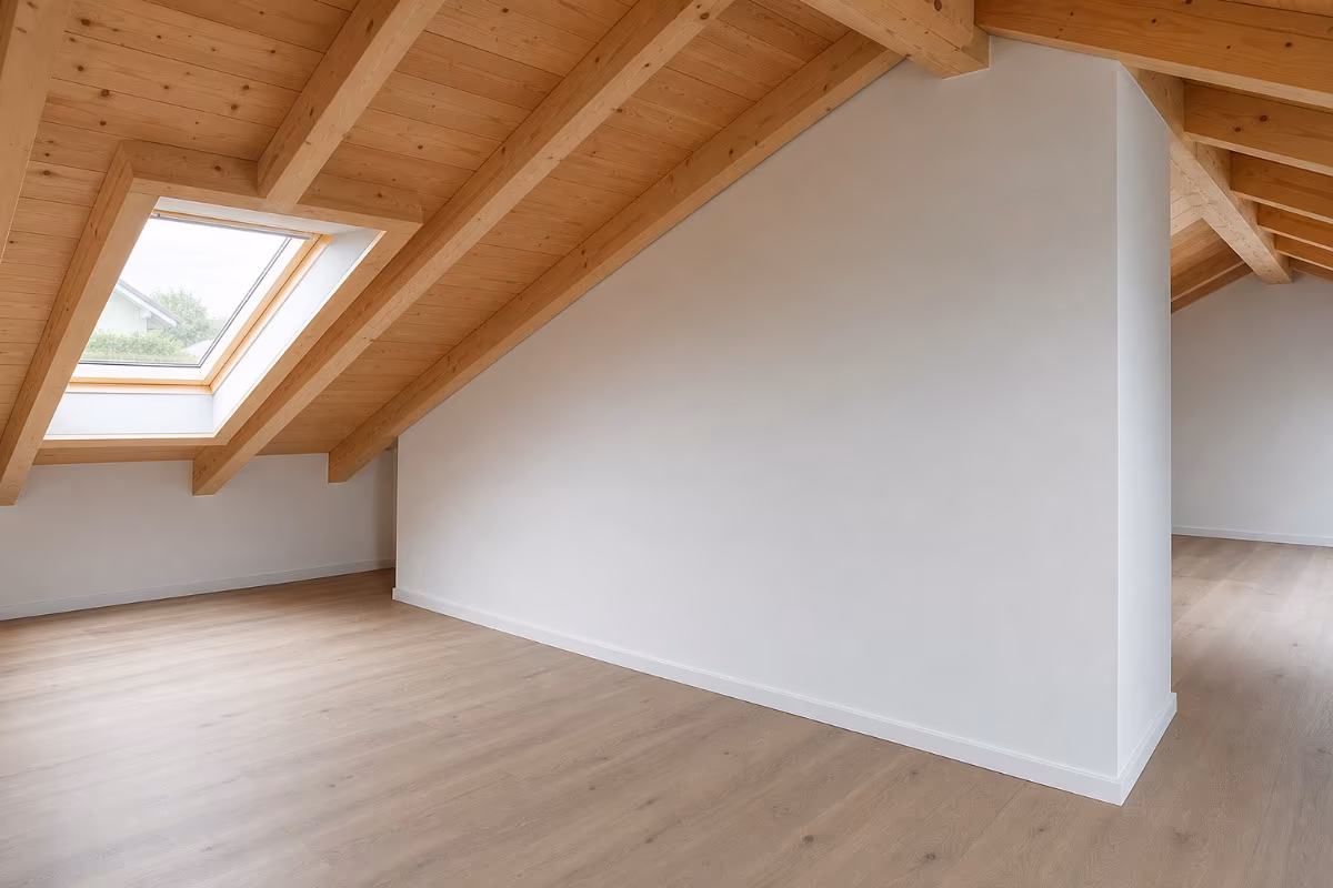 Detalj nadozida u potkrovlju s krovnim prozorom