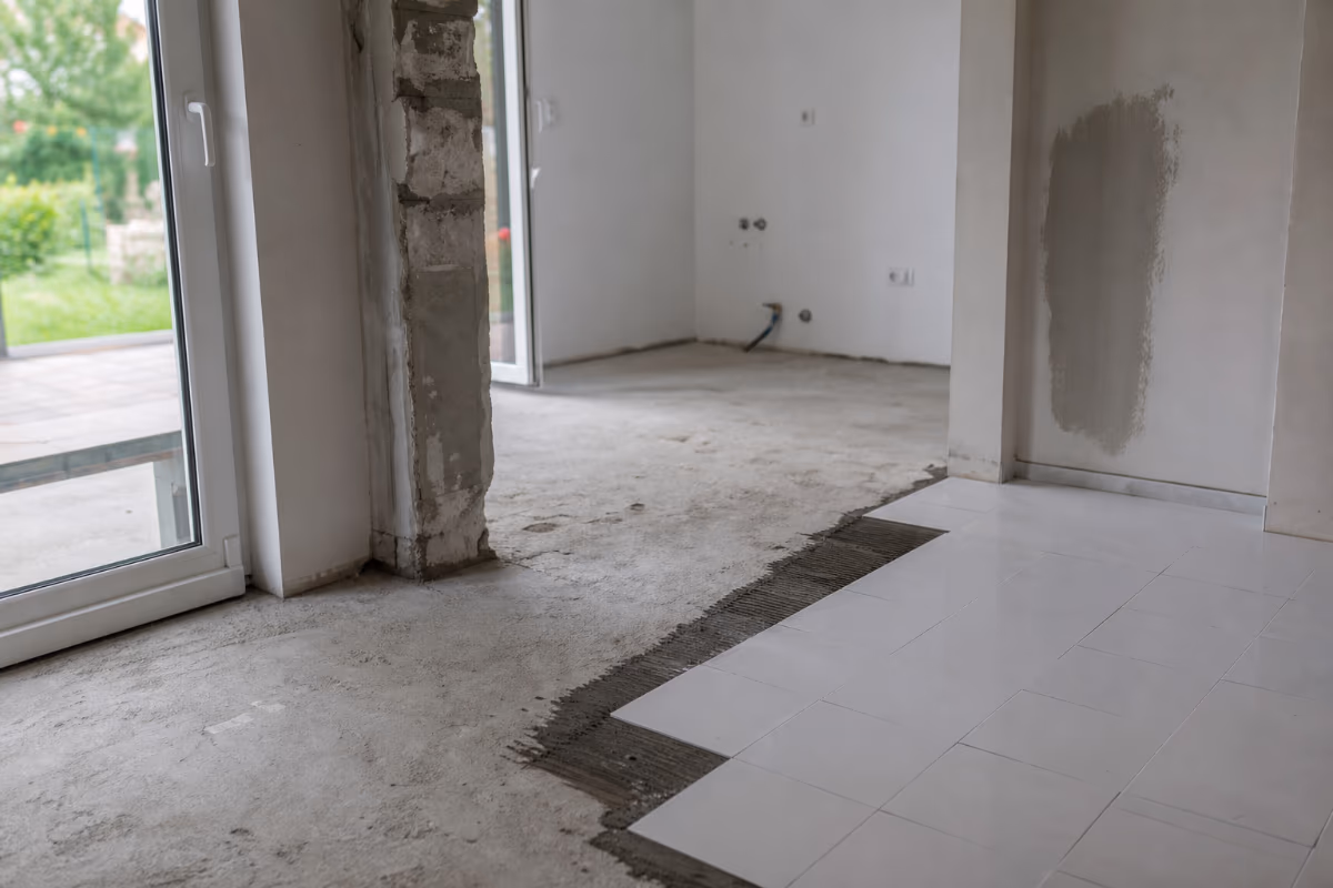 Majstor s alatkom i dokumentima na gradilištu — materijali i alat