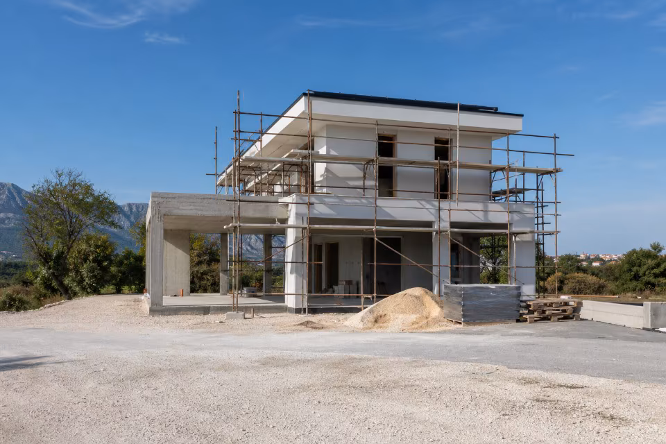 Savremena kuća u gradnji sa skeletom, ilustrujući vizuelni napredak radova kao ključni pokazatelj pouzdanosti izvođača.