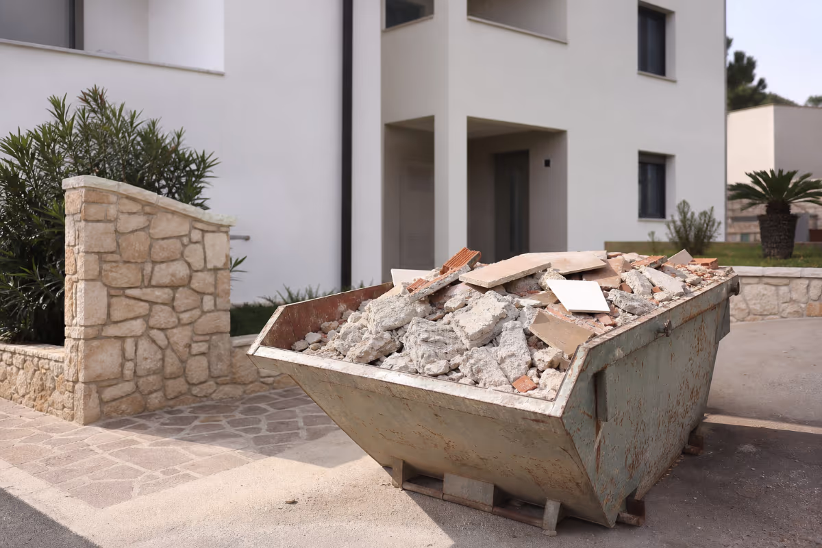Uređena radna površina nakon završetka adaptacije s pospremljenim alatima — materijali i alat