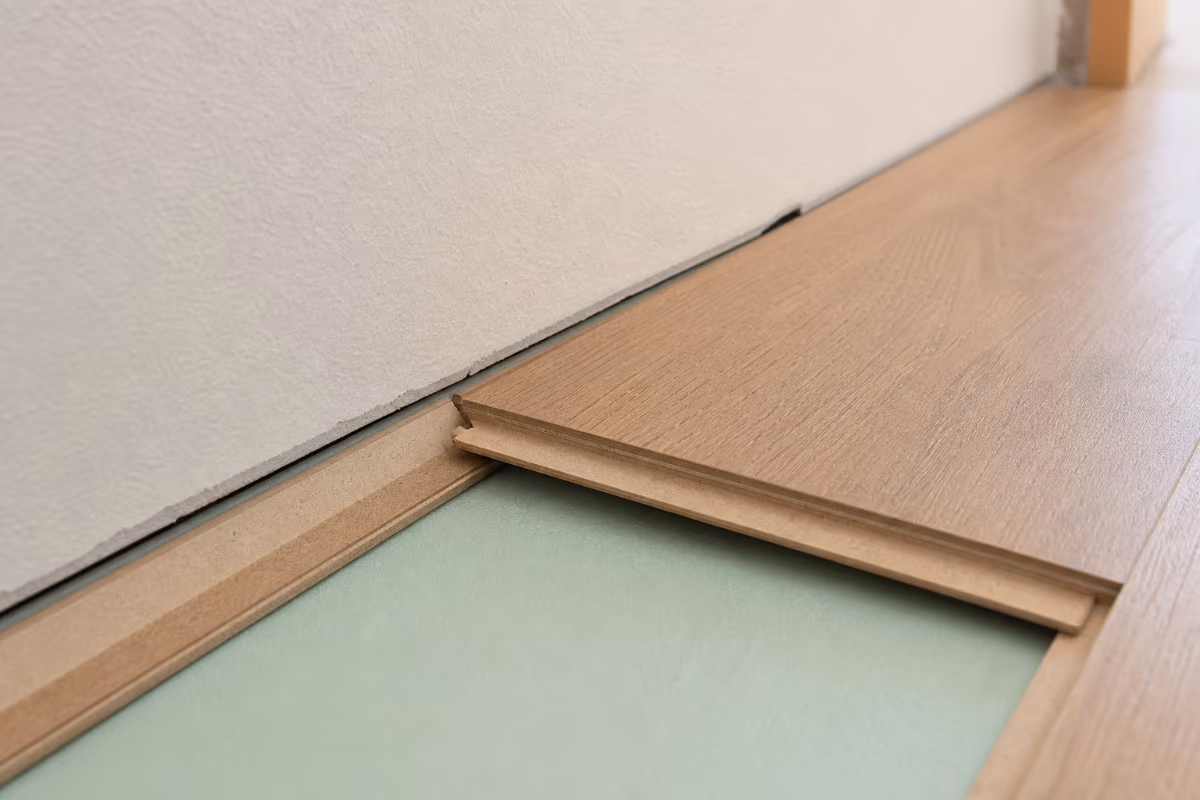 Detalj spajanja lamela laminata s vidljivim dilatacijskim prostorom uz zid