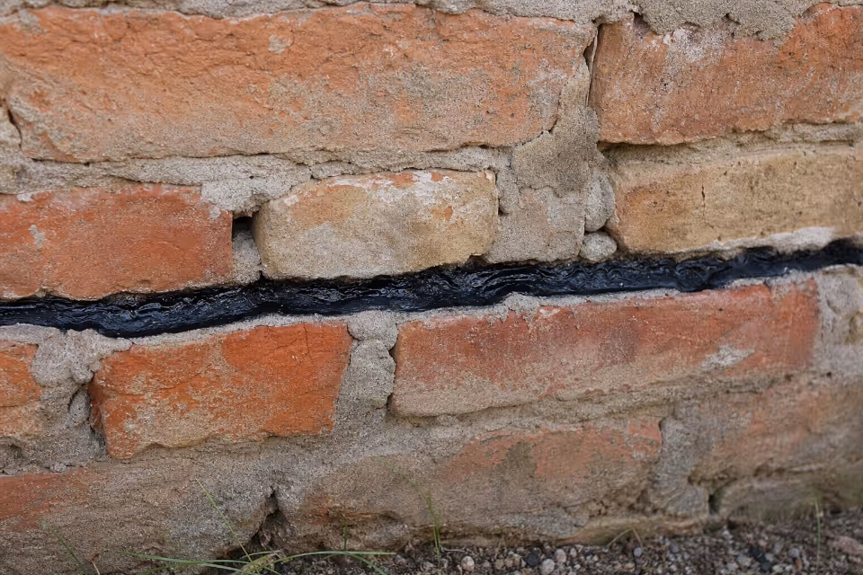 Detalj horizontalnog utora u ciglenom zidu ispunjenog hidroizolacijskim materijalom za blokadu vlage