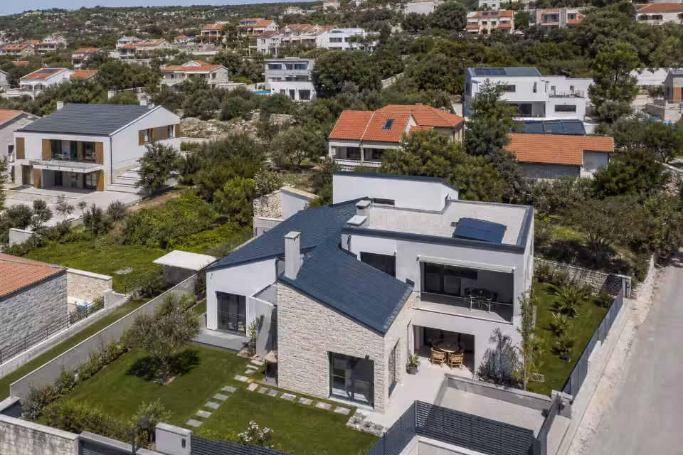 Prikaz različitih oblika krovova na modernim kućama u Hrvatskoj iz zraka
