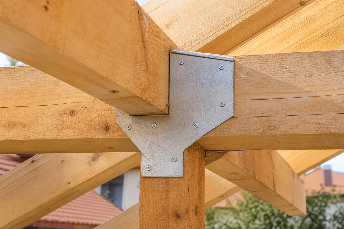 Spoj drvenih nosača krovne konstrukcije metalnim kutnim nosačem za prijenos opterećenja