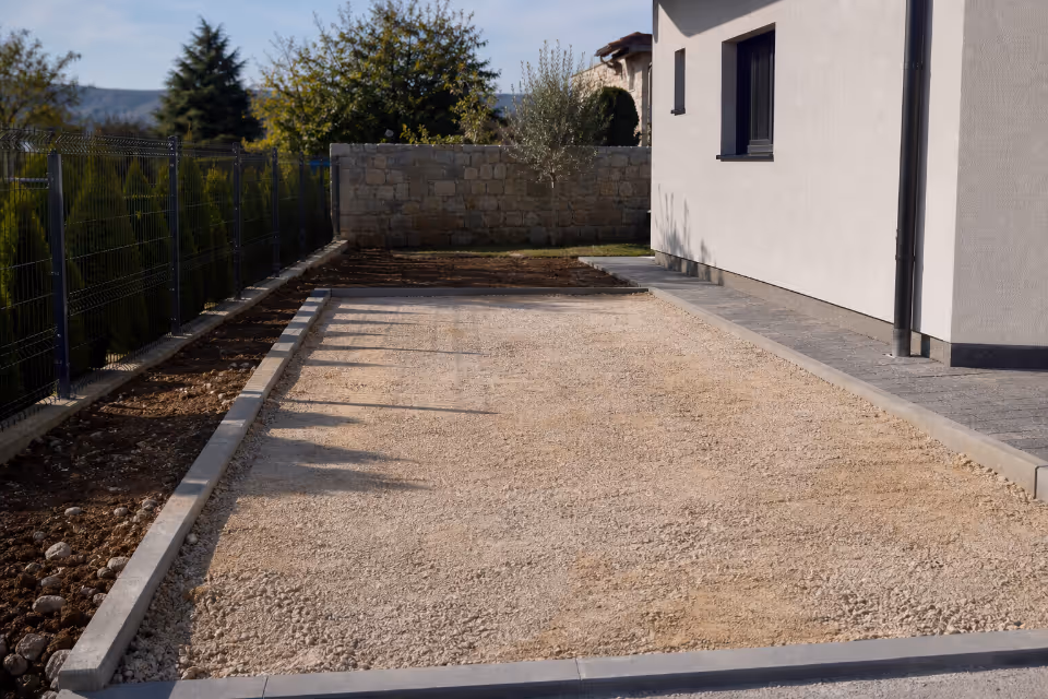 Moderna kovinska nadstrešnica za avto v dvorišču hiše — podrobnost izvedbe