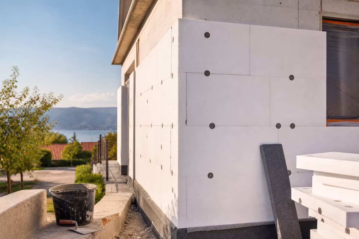 Energetska obnova obiteljske kuće: postavljanje toplinske izolacije na fasadu uz skelu.
