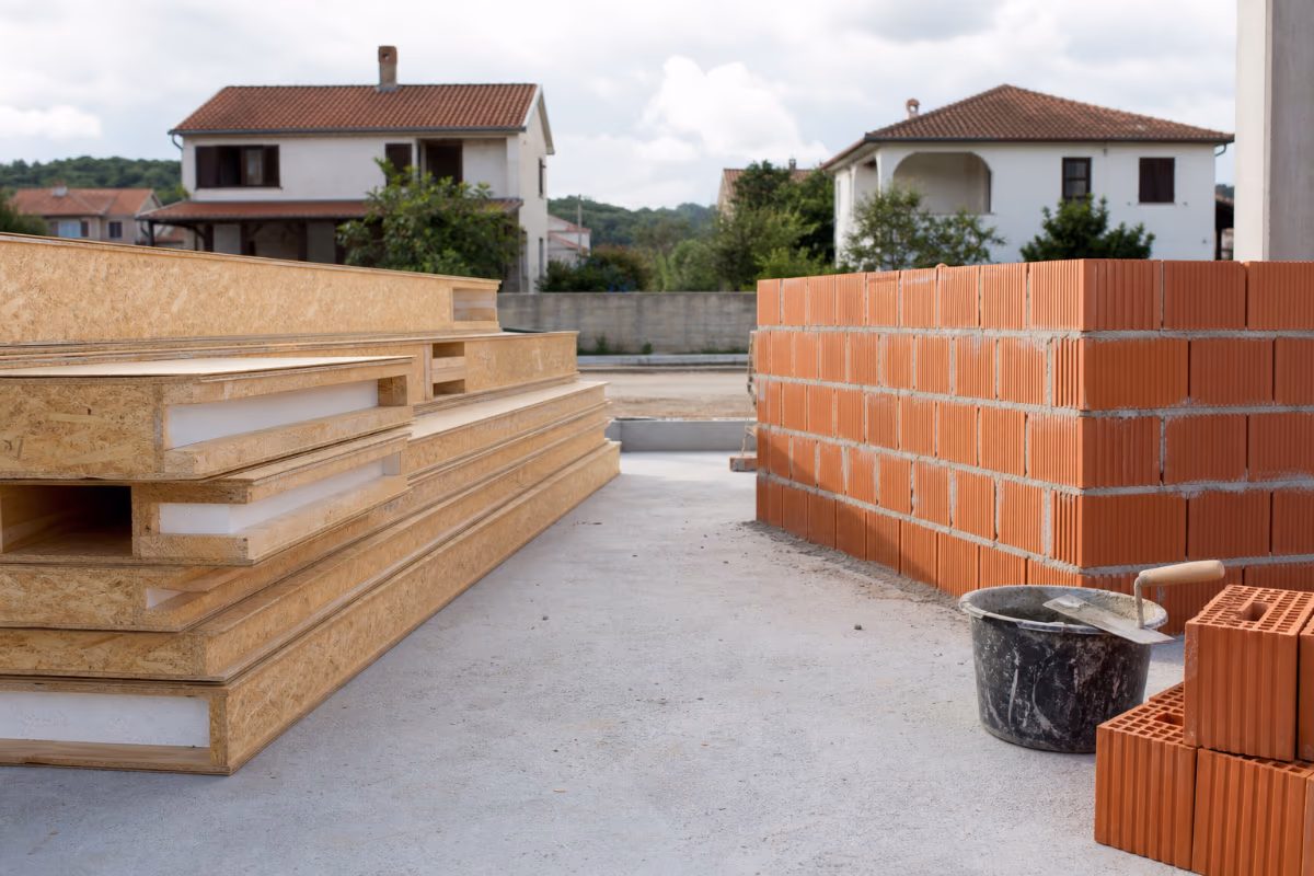 Primerjava montažnih lesenih plošč in klasičnih opek na gradbišču