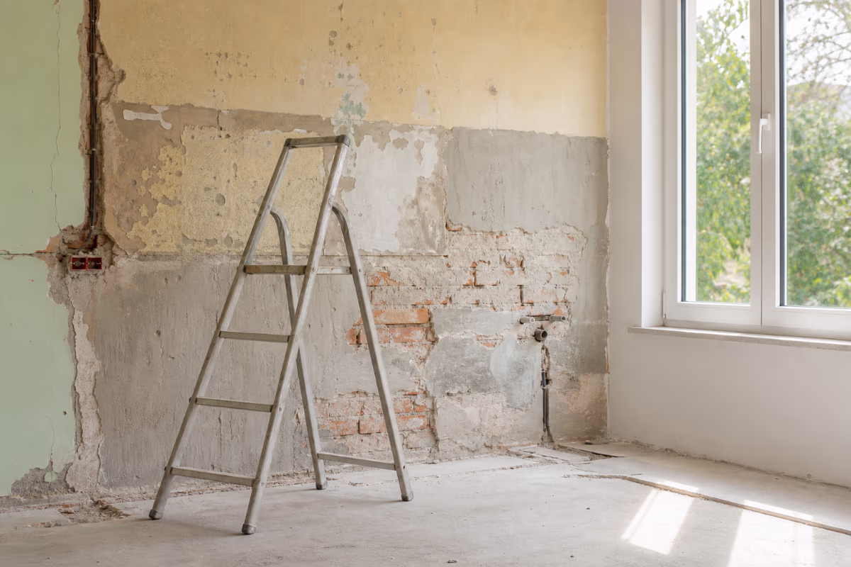 Arhitekt ili majstor s kalkulatorom i planovima na gradilištu — materijali i alat
