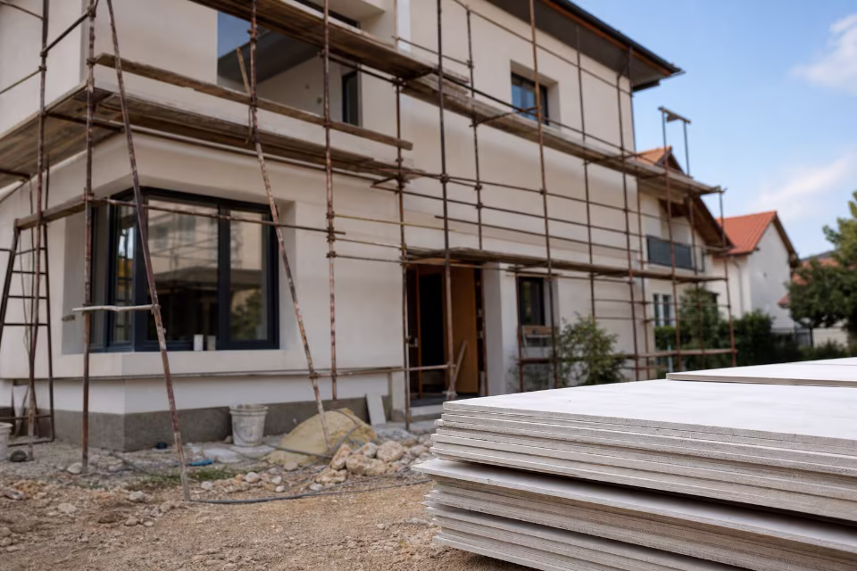 Nadzorni inženjer s tehničkom dokumentacijom i kaskom na građevinskom objektu — širi prikaz
