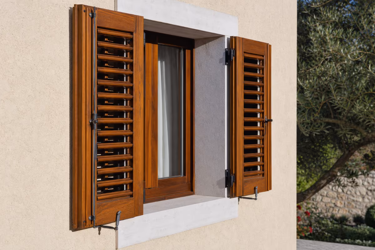 Detalj drvenih prozorskih škura na mediteranskoj fasadi