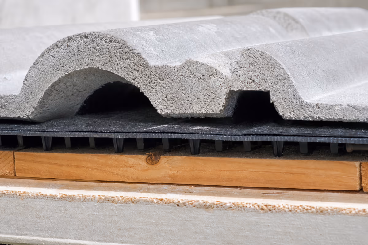 Presjek betonskog crijepa koji prikazuje slojeve hidroizolacije i ventilacijski prostor