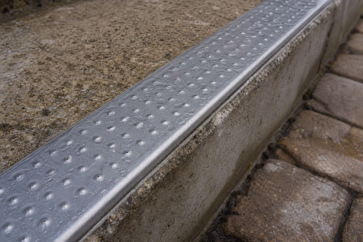 Detalj protivklizne metalne trake ugrađene u ivicu betonske stepenice