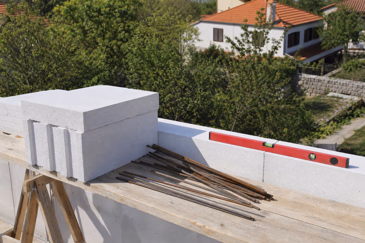 Materiali za gradnjo nadgradnje: bloki in armatura